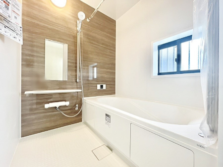 �����@�����������F�����̕ǖʁA������������芰����o�X���[���B