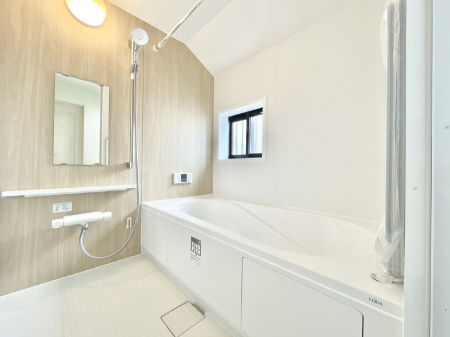 �����@������E�������`Bath Room�`�@���t���̃o�X���[���́A�̌������薾�邭�C�����̗ǂ���Ԃł��B�������邱�ƂŁA���C�����ǍD�B������芰����o�X���[���ŁA�����̃o�X�^�C�����y���݂ɂȂ肻���ł��B