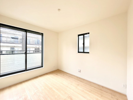 ���̑����ρ@������E�������`Bed Room�`�@�؂̉����肪�₳�����t���[�����O�͈��炬�������炷�v���C�x�[�g��ԁB����߂̃t���[�����O�ł��̂ŁA�ǎ��Ƃ��}�b�`���A���������X�ɍL�������Ă������ʂ��B