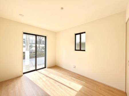 �q�������@������E�������`Bed Room�`�@�q�������͂��q�l�ɂƂ��đ�Ϗd�Ȗ���������܂��B�q����l�ŉ߂�����Ԃ�^���邱�ƂŁA�h���׋����Ԃ����R�Ƒ����܂����畔���̕Еt����|���Ȃǂ��������ƂɌq����܂��B