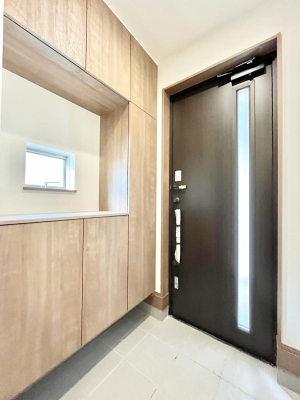 ���ց@������1-A�������`Entrance�`�@�Ƃ̒��ł��q�l���}����ŏ��̏ꏊ�ł��錺�ւ́A�Ƃ̈�ۂ��̂��̂ł��I�L�x�Ȍ��֎��[�ŁA����Y��ɕۂ��Ƃ��o���܂��􌺊ւɂ͂����Ղ���[�̉��ʔ��������I