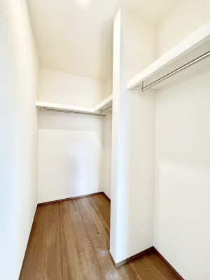 ���̑��@������1-A�������`Walk-in Closet�`�@��������̗m���������Ă��V���ɂȂ�ɂ���WIC�B�m���ȊO�ɂ��A���i�g��Ȃ��Ɠd��X�[�c�P�[�X�A�X�g�b�N�i�Ȃǉ��ł��Еt����������Ԃł��B