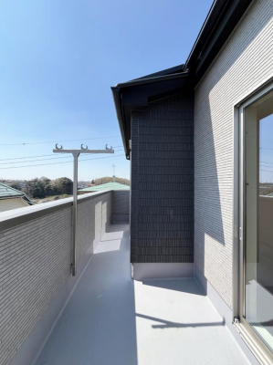 �o���R�j�[�@�����`Balcony�`�@�傫�ȋ�Ɉ͂܂ꂽ�C�����̂����ƁB�o���R�j�[��`�������ň��|�I�ȊJ�����ɕ�܂�܂��B�o���R�j�[�͗z���������݂��z�c����󕨂��C�����悭�������Ƃ��ł��܂��B