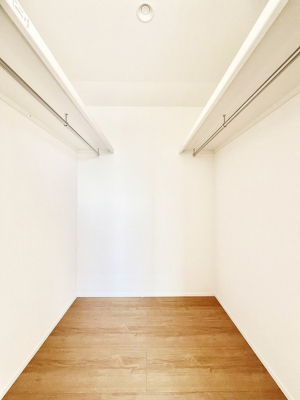 ���̑��@�����`Walk-in Closet�`�@�K�v�Ȃ��̂�R�[�f�B�l�[�g���ꗗ���Ċm�F�ł��A�g�x�x�⏀�����Z���ԂōςރE�H�[�N�C���N���[�[�b�g��ݒu���܂����B�Ƃ̒�����������Ƃ�����֗��Ȏ��[�X�y�[�X�ł��B