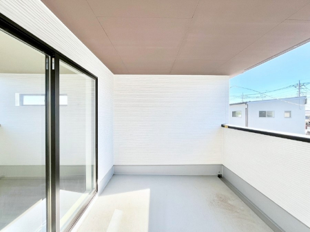 �o���R�j�[�@�����`Balcony�`�@�C���i�[�o���R�j�[�͐��󕨂������X�y�[�X�Ƃ��ċ}�ȉJ�Ő��󕨂��G��Ă��܂��̂�h���ł���܂����`�F�A�ł��낢����A�Ăɂ͎�����C�ɂ����r�j�[���v�[�����y���߂܂��ˁ�