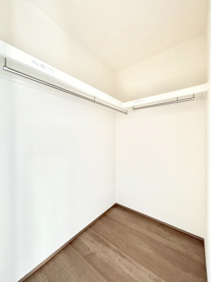 ���̑��@�����`Walk-in Closet�`�@�K�v�Ȃ��̂�R�[�f�B�l�[�g���ꗗ���Ċm�F�ł��A�g�x�x�⏀�����Z���ԂōςރE�H�[�N�C���N���[�[�b�g��ݒu���܂����B�Ƃ̒�����������Ƃ�����֗��Ȏ��[�X�y�[�X�ł��B