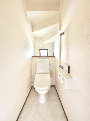 �g�C���@�����`Toilet�`�@�Y��E�X�b�L���E���K�ȃE�H�V�����b�g�t�g�C���ł��낰���Ԃł��B1�A2�K���Ƀg�C���X�y�[�X�I�̌������薾�邭�A���K��ԂƂȂ��Ă���܂��������g���ꏊ�����炱���̔z���ł��I