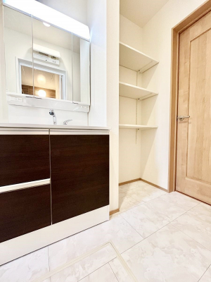 ���̑��@������A�������`Dressing Room�`�@���邭����������p�E�_�[���[���B�����g���ꏊ�����炱���A���K�ȋ�ԂƂȂ��Ă���܂��B�V�����v�[�h���b�T�[���̗p���Ă���܂��̂ŁA���V��������y�ɏo���܂��B