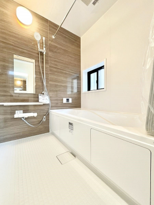 �����@������A�������`Bath Room�`�@����L�΂��ē������邱�Ƃ��\�I����̔�������M�d�ȃo�X�^�C���ł��B���q�l�Ƃ��ꏏ�ł��\���ȍL���Ȃ̂ŁA���r���O�Ƃ͈�����Ƒ��c�R�̂ЂƎ������y���݂��������܂��B