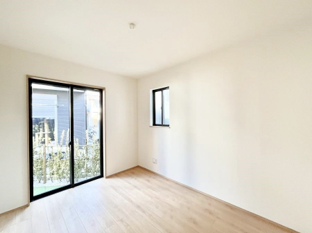 �q�������@������A�������`Bed Room�`�@�q�������͂��q�l�ɂƂ��đ�Ϗd�Ȗ���������܂��B�q����l�ŉ߂�����Ԃ�^���邱�ƂŁA�h���׋����Ԃ����R�Ƒ����܂����畔���̕Еt����|���Ȃǂ��������ƂɌq����܂��B