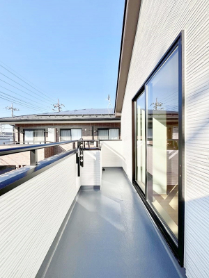 �o���R�j�[�@������A�������`Balcony�`�@������̃o���R�j�[�̑O�ɂ͉_�ȊO�ɑ��z���Ղ���̂�����܂���B�����󕨂������₷���A����薾�邭�C�����̂������������Ă��܂��B�g���₷���J���I�ȃo���R�j�[�ł���