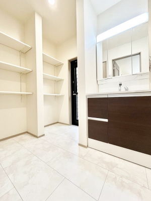 ���̑��@������B�������`Dressing Room�`�@���邭����������p�E�_�[���[���B�����g���ꏊ�����炱���A���K�ȋ�ԂƂȂ��Ă���܂��B�V�����v�[�h���b�T�[���̗p���Ă���܂��̂ŁA���V��������y�ɏo���܂��B