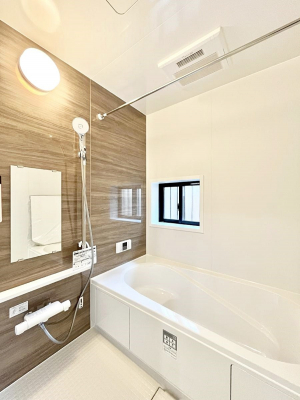 �����@������B�������`Bath Room�`�@����L�΂��ē������邱�Ƃ��\�I����̔�������M�d�ȃo�X�^�C���ł��B���q�l�Ƃ��ꏏ�ł��\���ȍL���Ȃ̂ŁA���r���O�Ƃ͈�����Ƒ��c�R�̂ЂƎ������y���݂��������܂��B