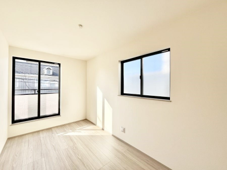 ���̑����ρ@������B�������`Bed Room�`�@2�ʍ̌����m�ۂ������邢�����́A���ʂ����ǂ��A��ϋ��S�n�̗ǂ���ԂƂȂ��Ă���܂��B�u�₩�ȕ��������ċN���钩�́A���K�����̎n�܂�ɁI