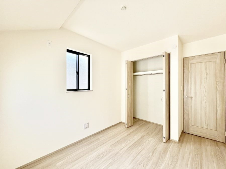 �Q���@������B�������`Bed Room�` �S�����ɂ͎��[�N���[�[�b�g�������I���i�g���̂��m���⏬���͂������A�G�ߕ��̂��m���Ȃǂ���������Ɛ������ڂ����܂������܂��B������Ԃ��L���g�p�ł��܂��ˁB