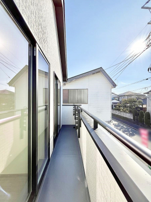 �o���R�j�[�@������B�������`Balcony�`�@������̃o���R�j�[�̑O�ɂ͉_�ȊO�ɑ��z���Ղ���̂�����܂���B�����󕨂������₷���A����薾�邭�C�����̂������������Ă��܂��B�g���₷���J���I�ȃo���R�j�[�ł���