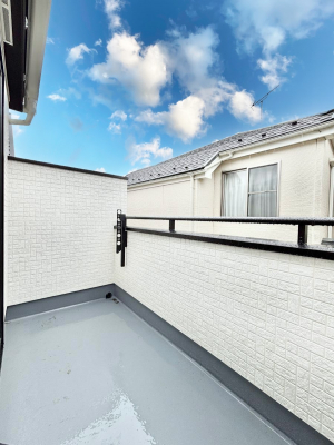 �o���R�j�[�@������C�������`Balcony�`�@�傫�ȋ�Ɉ͂܂ꂽ�C�����̂����ƁB�o���R�j�[��`�������ň��|�I�ȊJ�����ɕ�܂�܂��B�o���R�j�[�͗z���������݂��z�c����󕨂��C�����悭�������Ƃ��ł��܂��B