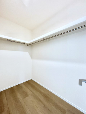 ���̑��@������C�������`Walk-in Closet�`�@��������̗m���������Ă��V���ɂȂ�ɂ����E�H�[�N�C���N���[�[�b�g�B�m���ȊO�ɂ��A���i�g��Ȃ��Ɠd��X�[�c�P�[�X�A�X�g�b�N�i�Ȃǉ��ł��Еt����������Ԃł��B