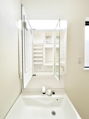 ���̑����ρ@�O�ʋ��̗��ɁA���ϕi��q���p�i�Ȃǂ����[�\�B���ʑ����������ƕۂ��܂��I