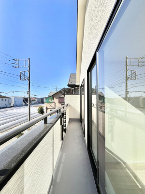 �o���R�j�[�@������A�������`Balcony�`�@������̃o���R�j�[�̑O�ɂ͉_�ȊO�ɑ��z���Ղ���̂�����܂���B�����󕨂������₷���A����薾�邭�C�����̂������������Ă��܂��B�g���₷���J���I�ȃo���R�j�[�ł���