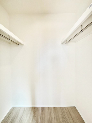 ���̑��@������A�������`Walk-in Closet�`�@��������̗m���������Ă��V���ɂȂ�ɂ����E�H�[�N�C���N���[�[�b�g�B�m���ȊO�ɂ��A���i�g��Ȃ��Ɠd��X�[�c�P�[�X�A�X�g�b�N�i�Ȃǉ��ł��Еt����������Ԃł��B