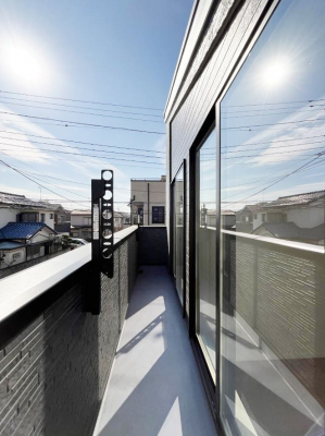 �o���R�j�[�@�������P�������`Balcony�`�@������̃o���R�j�[�̑O�ɂ͉_�ȊO�ɑ��z���Ղ���̂�����܂���B�����󕨂������₷���A����薾�邭�C�����̂������������Ă��܂��B�Ƒ��S�����̐��󕨂���C�Ɋ����܂��B