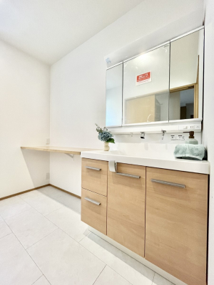 ̑@`Dressing Room`@邭pE_[[Bgꏊ炱AKȋԂƂȂĂ܂BVv[hbT[̗pĂ܂̂ŁAVyɏo܂B