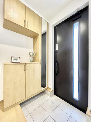 ց@`Entrance`Ƃ̏oŖgp̂ցB؍ݎԂ͒ZĂAւ̈ۂ͉Ƃ̑ۂEƌĂߌł͂܂B  IVȃhA疾邢܂