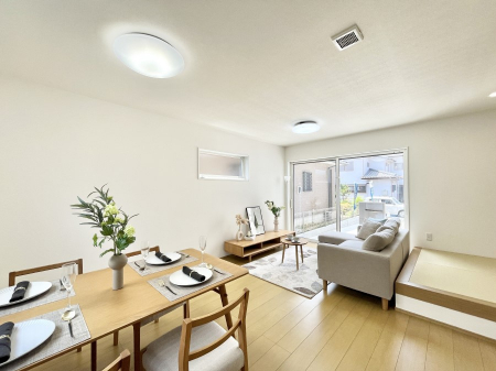 rO@`Living`@Ƒ̐HĉقAqǂV΂AFl肷LDK͏Z܂̒SBԉ߂ꏊA̋Ԃ͏Z܂Ŝ̋SnE܂B