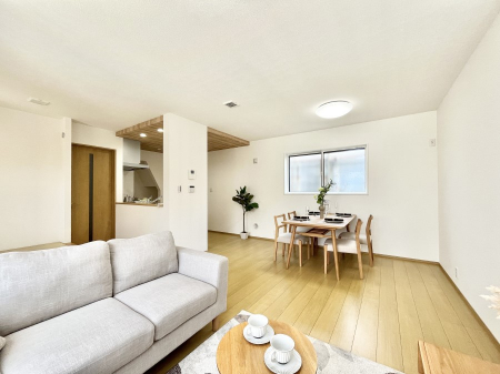 ̑ρ@`Living`@Lȗz̏ꏊƂ炵B邱̋Ԃ݂͂Ȃ̏Ί炪WꏊAYA邱Ƃ̂Ȃ킢ȂbyގԁA̎vԂꏊB