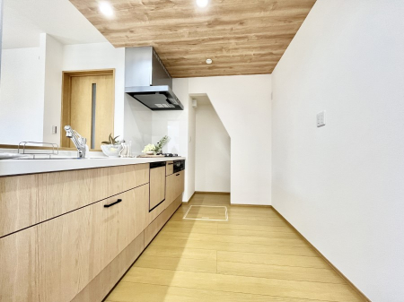 Lb`@`Kitchen`@beރrOAȂLb`BƂ́Ał͂ȂA炵AKɂꏊBΊ̖A炬̓X̂߂ɁAŐV̐ݔEdl̗pB