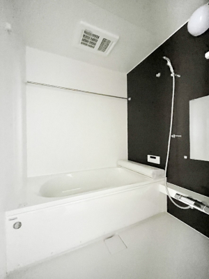 �����@�����`Bath Room�`�@�������Ƒ���L�΂��ē������邱�Ƃ��\�I����̔�������M�d�ȃo�X�^�C���ł��B���q�l�Ƃ��ꏏ�ł��\���ȍL���Ȃ̂ŁA���r���O�Ƃ͈�����Ƒ��c�R�̂ЂƎ������y���݂��������܂��B