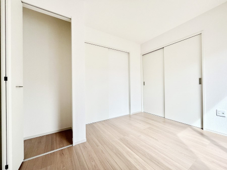 �q�������@�����`Bed Room�`�@�q�������͂��q�l�ɂƂ��đ�Ϗd�Ȗ���������܂��B�q����l�ŉ߂�����Ԃ�^���邱�ƂŁA�h���׋����Ԃ����R�Ƒ����܂����畔���̕Еt����|���Ȃǂ��������ƂɌq����܂��B