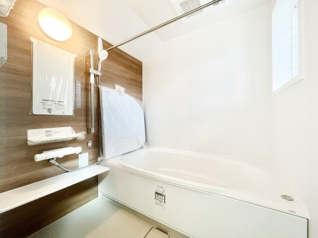 �����@�����`Bath Room�`�@�������������͋C�̗����Ŗ����Ɍ����ă��t���b�V���B���������@�\���t���Ă���̂ŗׂ̐���@�u����Ő􂢏オ�������󕨂��A�J�̓����V�C���C�ɂ������������邱�Ƃ��\�ł��B