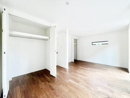 ���̑����ρ@�����`Bed Room�`�@�؂̉����肪�₳�����t���[�����O�͈��炬�������炷�v���C�x�[�g��ԁB����߂̃t���[�����O�ł��̂ŁA�ǎ��Ƃ��}�b�`���A���������X�ɍL�������Ă������ʂ��B