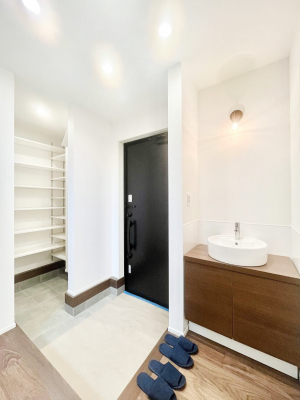 ���ց@�����`Entrance�`�@�Ƃ̒��ł��q�l���}����ŏ��̏ꏊ�ł��錺�ւ́A�Ƃ̈�ۂ��̂��̂ł��I�L�x�Ȍ��֎��[�ŁA����Y��ɕۂ��Ƃ��o���܂��􌺊ւɂ͂����Ղ���[�̉��ʔ��������I