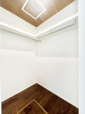 ���̑��@�����`Walk-in Closet�`�@�K�v�Ȃ��̂�R�[�f�B�l�[�g���ꗗ���Ċm�F�ł��A�g�x�x�⏀�����Z���ԂōςރE�H�[�N�C���N���[�[�b�g��ݒu���܂����B�Ƃ̒�����������Ƃ�����֗��Ȏ��[�X�y�[�X�ł��B