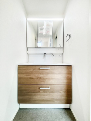 ���ʑ�E���ʏ��@�����`Dressing Room�`�@�\���ȑ傫���̐��ʑ�͎��[�����鎖�Ȃ���A�g�����Ȃ݃`�F�b�N�⎕�����ȂǁA���̍Q�����������Ԃł��z�e�����C�N�ȃX�y�[�X�ŗ]�T�Ƃ�Ƃ�������Ē����܂��B