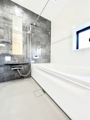 �����@�����`Bath Room�`�@����L�΂��ē������邱�Ƃ��\�I����̔�������M�d�ȃo�X�^�C���ł��B���q�l�Ƃ��ꏏ�ł��\���ȍL���Ȃ̂ŁA���r���O�Ƃ͈�����Ƒ��c�R�̂ЂƎ������y���݂��������܂��B