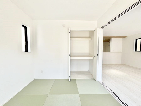 ���̑����ρ@�����`Japanese Room�`�@LDK�אڂ̘a���́A�A�C���������Ȃǉ��l�̉Ǝ��X�y�[�X�Ƃ��āA�܂������Ȃ��q�l�̂��邲�ƒ�ł͂����Q�₨�ނւ��̏�Ƃ��Ă����p���������܂��B