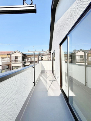 �o���R�j�[�@�����`Balcony�`�@������̃o���R�j�[�̑O�ɂ͉_�ȊO�ɑ��z���Ղ���̂�����܂���B�����󕨂������₷���A����薾�邭�C�����̂������������Ă��܂��B�Ƒ��S�����̐��󕨂���C�Ɋ����܂��B