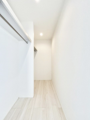 ���̑��@�����`Walk-in Closet�`�@�K�v�Ȃ��̂�R�[�f�B�l�[�g���ꗗ���Ċm�F�ł��A�g�x�x�⏀�����Z���ԂōςރE�H�[�N�C���N���[�[�b�g��ݒu���܂����B�Ƃ̒�����������Ƃ�����֗��Ȏ��[�X�y�[�X�ł��B