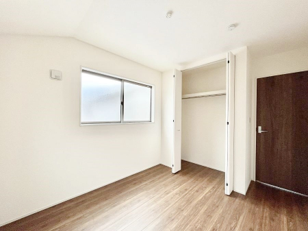 q@`Bed Room`@q͂qlɂƂđϏdȖ܂Bqlŉ߂Ԃ^邱ƂŁAh׋ԂRƑ܂畔̕Еt|ȂǂƂɌq܂B