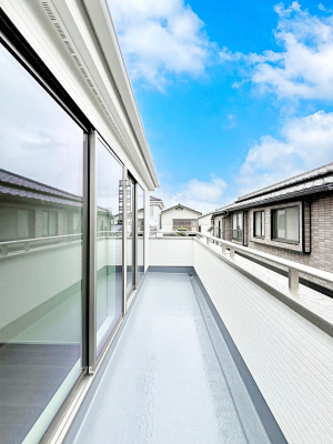 oRj[@`Balcony`@̃oRj[̑Oɂ͉_ȊOɑzՂ̂܂B󕨂₷A薾邭ĈĂ܂Bg₷JIȃoRj[ł