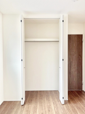 [@`Closet`@ǖʃN[[bg΃^XuKvȂAôȂXbLԂێł܂BꂽXy[XLɊpłBG߂̈ߗނ̕iȂǂՂ[o܂ˁ