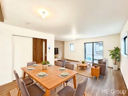 rO@`Living`@Ƒ̉bΊ炪srOłBqĂpȂA傫ȃ\t@_CjOe[ułH肭났􂻂ȖԂłIƋCGł