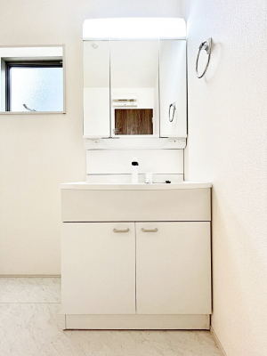 ʑEʏ@`Dressing Room`@\ȑ傫̐ʑ͎[鎖ȂAgȂ݃`FbN⎕ȂǁA̍QԂłzeCNȃXy[Xŗ]TƂƂĒ܂B