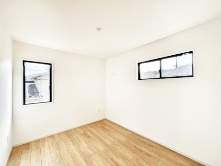 �q�������@�����`Bed Room�`�@�q�������͂��q�l�ɂƂ��đ�Ϗd�Ȗ���������܂��B�q����l�ŉ߂�����Ԃ�^���邱�ƂŁA�h���׋����Ԃ����R�Ƒ����܂����畔���̕Еt����|���Ȃǂ��������ƂɌq����܂��B