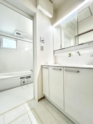 ̑@`Dressing Room`  \ȑ傫̐ʑ͎[鎖ȂAgȂ݃`FbN⎕ȂǁA̍QԂłzeCNȃXy[Xŗ]TƂƂĒ܂B