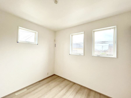 q@`Bed Room`@q͂qlɂƂđϏdȖ܂Bqlŉ߂Ԃ^邱ƂŁAh׋ԂRƑ܂畔̕Еt|ȂǂƂɌq܂B